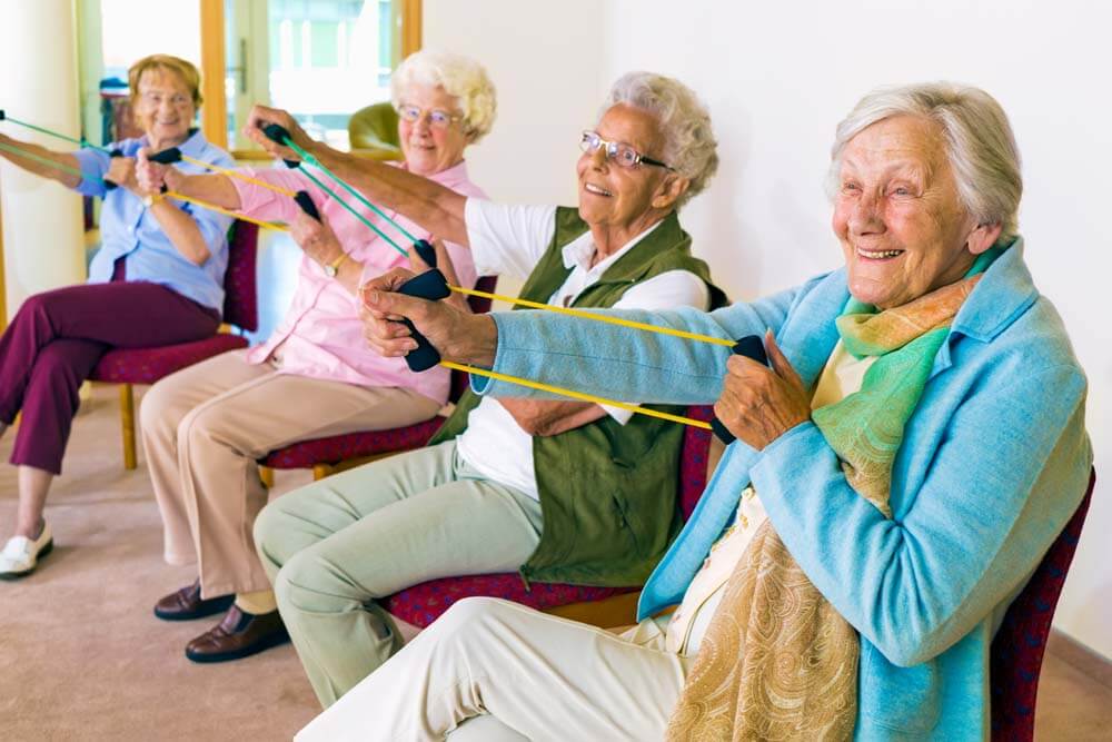 Vier Seniorinnen mit Dehnungsbändern